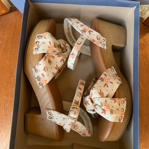 Universal Thread, women’s sandals, small heel, size 6 1/2, cute floral pattern - Picture 12 of 15